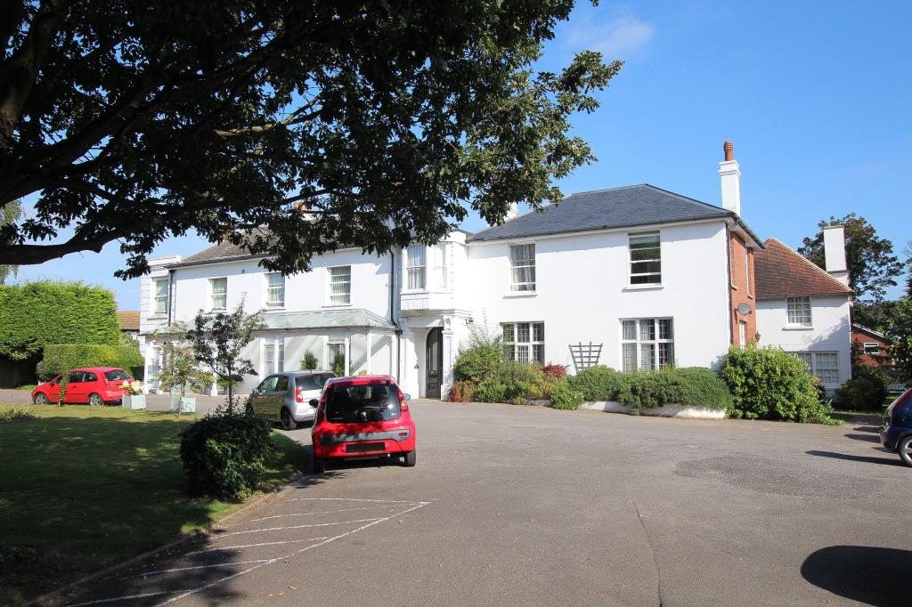 Lot: 99 - TWO-BEDROOM FLAT IN GOOD LOCATION - Front of Selwyn Court